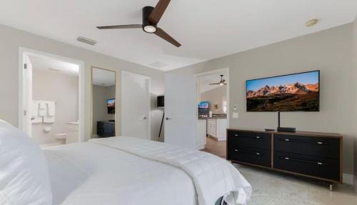 Diplomat Casa | Tranquil Palms Heated Pool Spa Outdoor TV & More