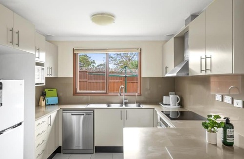 Milperra Casa | Tranquil Queen Room - Centrally Located at Milperra - Shared Bathroom