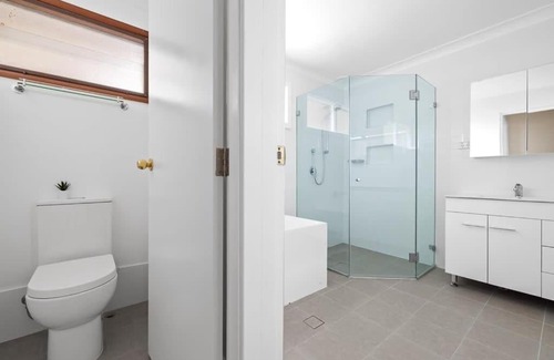 Milperra Casa | Tranquil Queen Room - Centrally Located at Milperra - Shared Bathroom