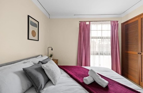 Milperra Casa | Tranquil Queen Room - Centrally Located at Milperra - Shared Bathroom