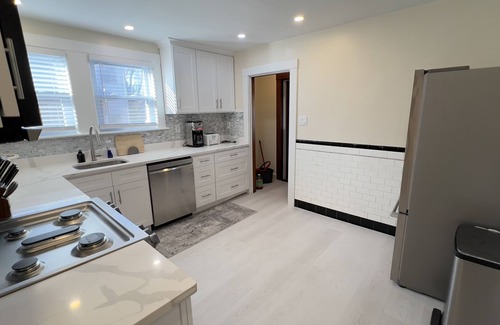 Brighton Condominio | Tranquil Renovated 3BR Allston Condo + Parking , Close to Harvard/BU/BC/MIT!