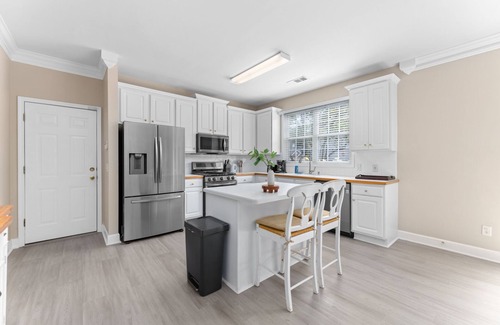 Alpharetta Casa | Tranquil Retreat on Kimball Trace