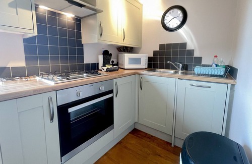 West Parley Casa | Tranquil Retreat With Modern Comforts 2 Bedroom Hse Near Bournemouth Sleeps 4