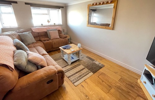 West Parley Casa | Tranquil Retreat With Modern Comforts 2 Bedroom Hse Near Bournemouth Sleeps 4
