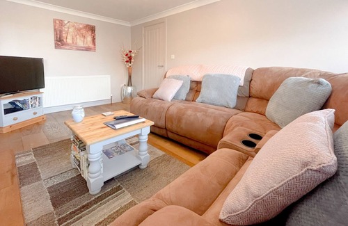 West Parley Casa | Tranquil Retreat With Modern Comforts 2 Bedroom Hse Near Bournemouth Sleeps 4