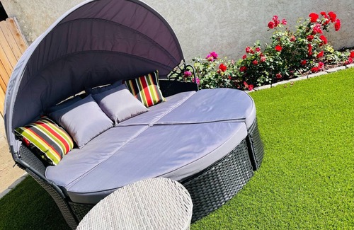Melrose Casa | Tranquil Retro Hollywood One Bedroom with Parking