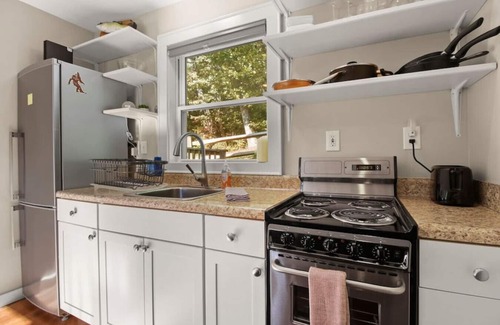 West Jefferson Cabina | Tranquil Riverfront Living at Sasquatch Cabin!