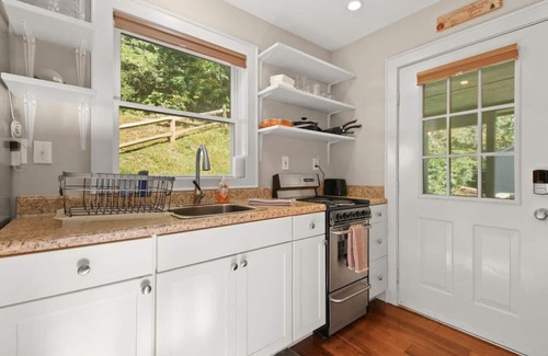 West Jefferson Cabina | Tranquil Riverfront Living at Sasquatch Cabin!