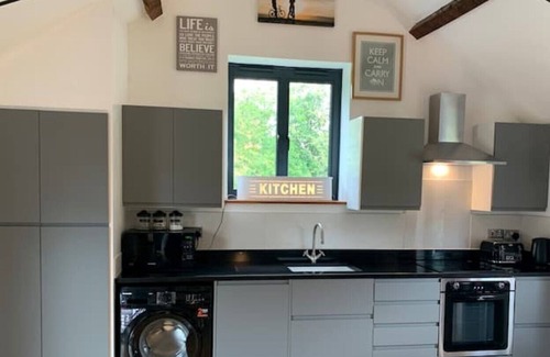 Eldersfield Cabaña | Tranquil rural retreat hot tub and pizza oven