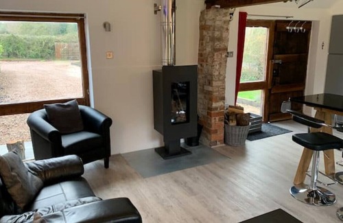 Eldersfield Cabaña | Tranquil rural retreat hot tub and pizza oven