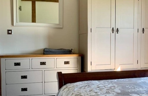 Eldersfield Cabaña | Tranquil rural retreat hot tub and pizza oven