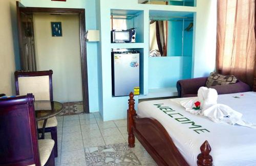 Ciudad de Belice Apartamento | TRANQUIL Sea View Studio with Balcony, Infinity POOL, Overwater Deck & Kitchenette, 2nd Floor