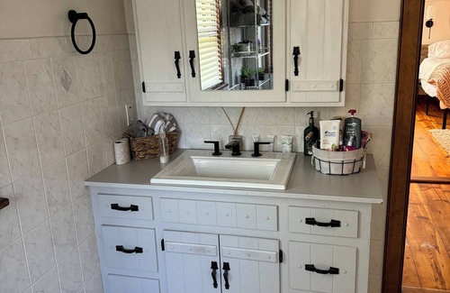 Reeders Otro | Tranquil, serene farmhouse, hot tub, game room, outdoor pizza oven waterfront