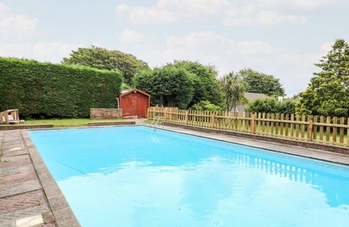 St Austell Cabaña | Tranquil six Sleeper Cottage on a Farm With Pool