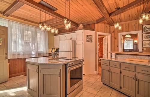 Carson Springs Cabina | Tranquil Smoky Mountain Cabin w/ Porch & Fire Pit