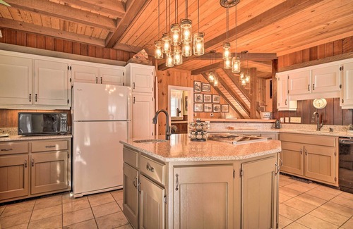 Carson Springs Cabina | Tranquil Smoky Mountain Cabin w/ Porch & Fire Pit