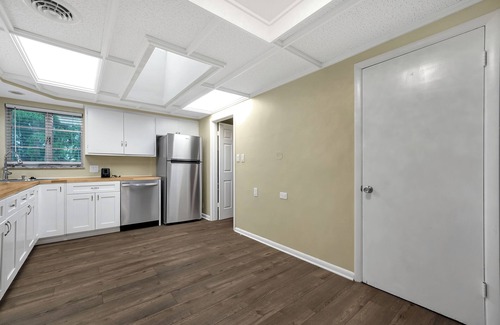 Gahanna Casa | Tranquil Stay in Columbus Ohio. Buzzing restaurant Plaza, EV Charger, 3 bedroom
