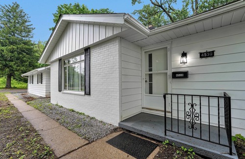 Gahanna Casa | Tranquil Stay in Columbus Ohio. Buzzing restaurant Plaza, EV Charger, 3 bedroom