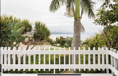 Plettenberg Bay Apartamento | Tranquil Stay-Pizza oven & sea views. No clean fee