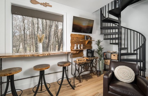 Banner Elk Cabaña | Tranquil & Stylish ~ Near Skiing ~ Hot Tub ~ Views