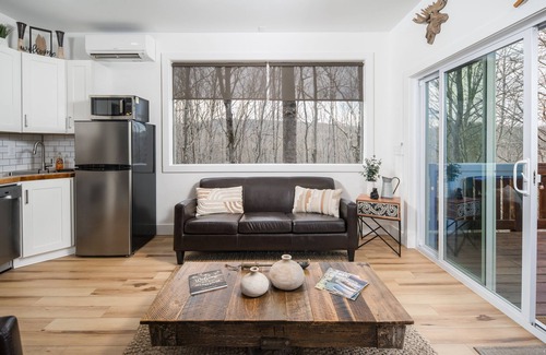 Banner Elk Cabaña | Tranquil & Stylish ~ Near Skiing ~ Hot Tub ~ Views