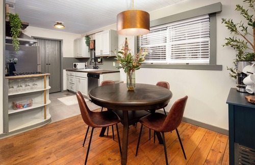 Dahlonega Cabina | Tranquil & Stylish: Wineries, Hiking, 5min to Town, Hot Tub, Firepit, King bed