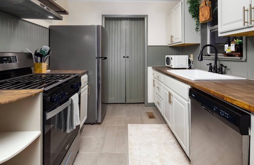 Dahlonega Cabina | Tranquil & Stylish: Wineries, Hiking, 5min to Town, Hot Tub, Firepit, King bed