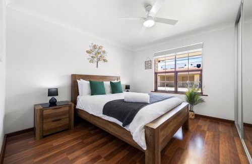 Torrensville Apartamento | Tranquil Suite - 2BR, Parking, Wifi