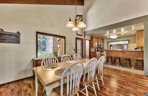 Truckee Cabina | Tranquil Tahoe Retreat - wood-burning fireplace, close to town & skiing!