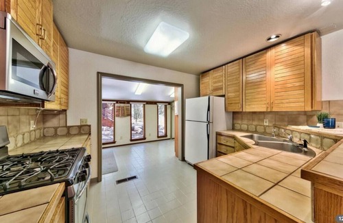 Truckee Cabina | Tranquil Tahoe Retreat - wood-burning fireplace, close to town & skiing!
