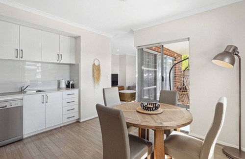 Bassendean Condominio | Aislado Retiro Condo con gran balcón. Wifi gratuito + estacionamiento
