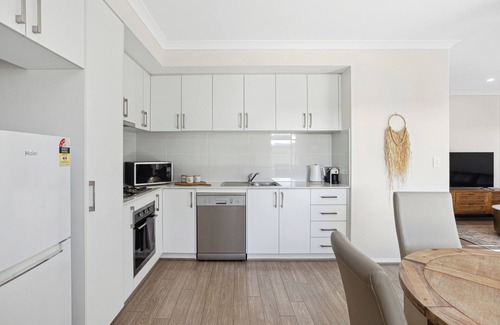 Bassendean Condominio | Aislado Retiro Condo con gran balcón. Wifi gratuito + estacionamiento