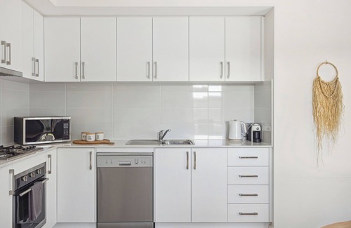 Bassendean Condominio | Aislado Retiro Condo con gran balcón. Wifi gratuito + estacionamiento