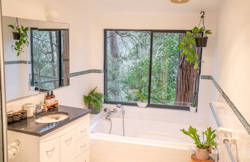 Hornsby Casa | Tranquil Treehouse Retreat