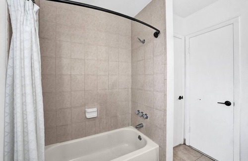 Tamiami Casa | Trópicos Tranquilos: Retiro con 3 Habitaciones y 2 Baños, Piscina Privada