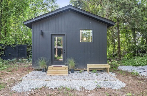 Tucker Cabaña | Tranquil Tucker Midcentury Tiny home near shops