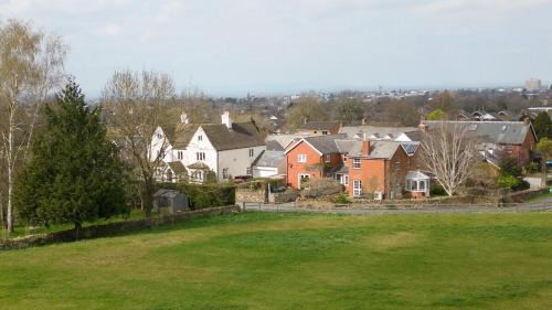Cheltenham Casa | Tranquil Two Bedroom Home on Leckhampton Hill