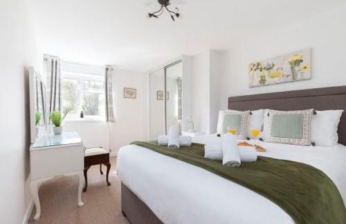 Cheltenham Casa | Tranquil Two Bedroom Home on Leckhampton Hill