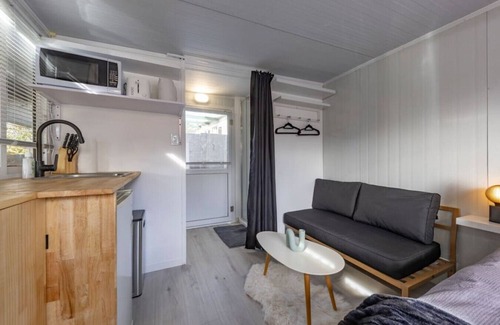 Mount Roskill Cabina | Tranquil Urban Cabin: Serene Getaway with Bbq