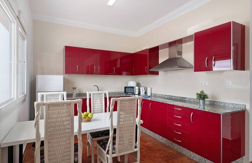 Guime Casa | Tranquila Villa Calera 2 con piscina compartida, vista al mar, terraza y Wi-Fi