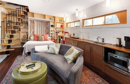 Whitefield Casa | Tranquil Waterfront Cottage on Private Pond
