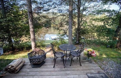 Whitefield Casa | Tranquil Waterfront Cottage on Private Pond