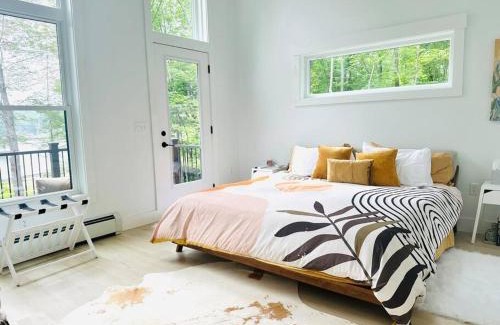 Dryden Casa | Tranquil Waters - Modern Lakefront Haven with Hot Tub - Explore, Relax, and Recharge! Close to UMF!