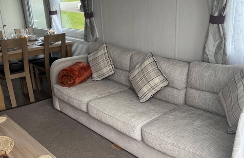 Winestead Cabina | Tranquil Waterside Lodge in Tunstall