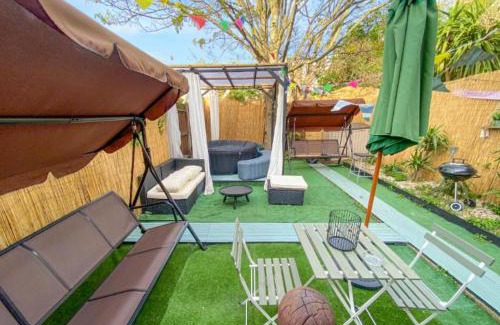 Coldharbour Apartamento | TranquilHaus! 3BR Retreat with Spa Saunas, Hot Tub & Garden Cinema
