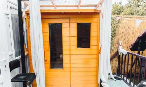 Coldharbour Apartamento | TranquilHaus! 3BR Retreat with Spa Saunas, Hot Tub & Garden Cinema
