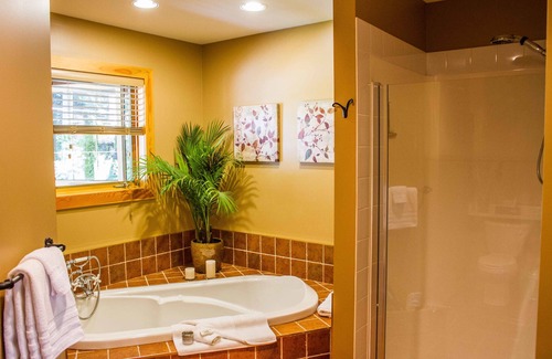 Tuwanek Casa | Tranquility Bay Waterfront Inn