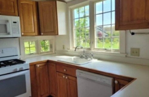 Little Compton Casa | SPECIAL OFFER 250/night 6/ 18 - 27. 300 cleaning 5+ nights, 200 1 - 4 nights.