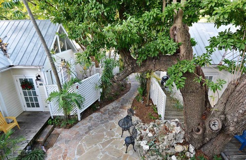 Key West Historic District Cabaña | Tranquility by Avantstay Close to Duval St w/ BBQ & Shared Pool