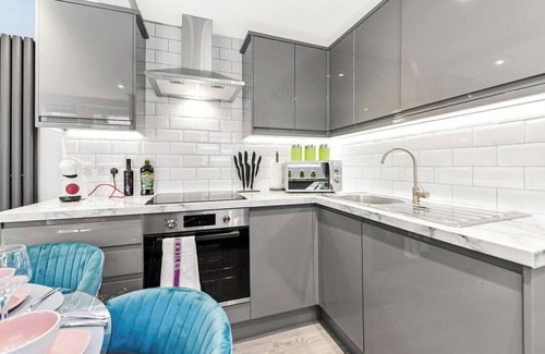 Upper Edmonton Apartamento | Tranquility in Bloom: Refreshing 2BR Apartment